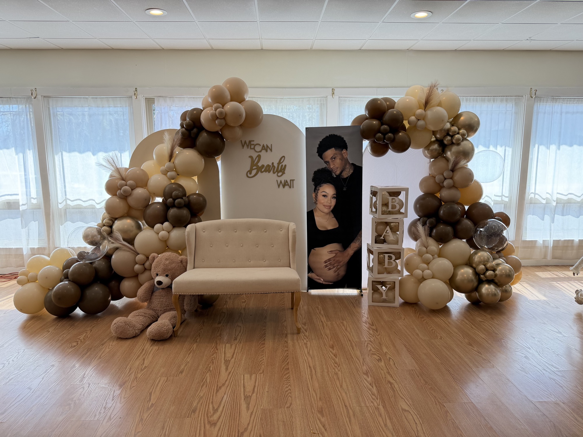 We Can Bearly Wait baby shower balloon arch.